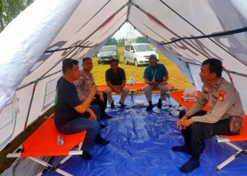 Polisi Bersama Warga Garap Lahan Ketahanan Pangan di Cikarang Pusat