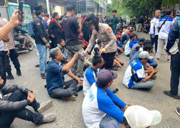 Polres Metro Jakarta Utara Bagikan Permen dan Air Mineral kepada Massa Aksi di Kelapa Gading