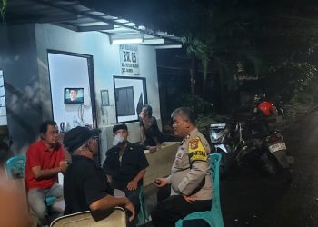 Bhabinkamtibmas Petojo Selatan Sambangi Satkamling RW 05, Ingatkan Warga Perketat Keamanan Lingkungan