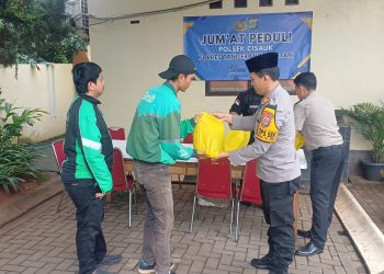 Polsek Cisauk Peduli Masyarakat, Bagikan Sembako dalam Program Jumat Peduli