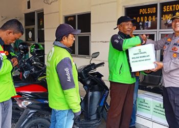 Polsek Babelan Gelar Jum’at Berkah, Bagikan Paket Sembako untuk Ojek Online