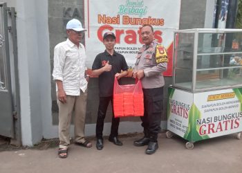 Polsek Jatisampurna Gelar Jumat Berbagi, 330 Nasi Bungkus Dibagikan ke Warga Jatiraden