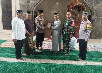 Kapolsek Bekasi Utara Sholat Jumat Keliling, Bagikan Al-Qur’an dan Ajak Warga Jaga Kamtibmas