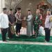 Kapolsek Bekasi Utara Sholat Jumat Keliling, Bagikan Al-Qur’an dan Ajak Warga Jaga Kamtibmas
