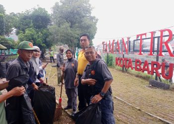 Wujud Sinergi, Bhabinkamtibmas dan Warga Gelar Kerja Bakti Bersihkan Taman
