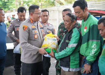 Jumat Peduli, Polres Metro Jakarta Utara dan Polsek Kelapa Gading Berbagi Bersama Komunitas Ojol