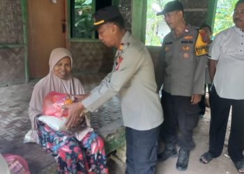 Polsek Cibarusah Tindak Lanjuti Berita Viral, Dorong Renovasi Rumah Warga di Ridogalih