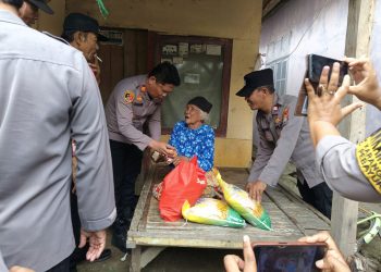 Polsek Pebayuran Gelar Bakti Sosial, Salurkan Bantuan ke Warga Sakit dan Kurang Mampu di Karang Reja