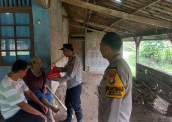 Polsek Cibarusah Gelar Baksos, Bagikan 25 Paket Sembako untuk Warga Kurang Mampu