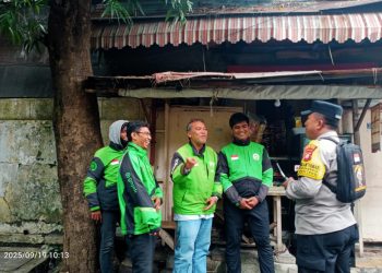 Bhabinkamtibmas Gondangdia Sapa Pengemudi Ojol, Ajak Jaga Kamtibmas dan Tertib Berlalu Lintas