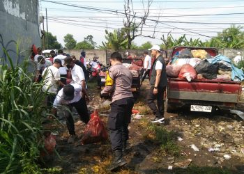 Wujudkan Kebersamaan, Polsek Legok dan Warga Desa Babat Gelar Gotong Royong Bersama