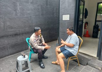 Sambangi Ketua RW 03, Bhabinkamtibmas Kebon Kacang Sampaikan Imbauan Kamtibmas Sebagai Cooling System
