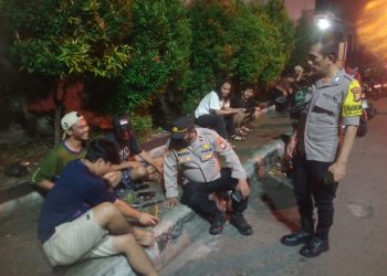 Jaga Ketertiban, Polsek Pondok Gede Bubarkan Kelompok Remaja di Malam Hari