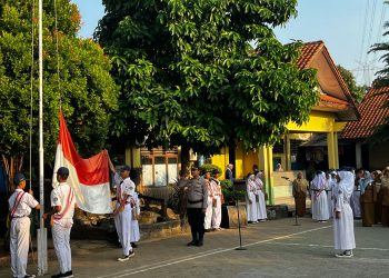 Police Goes To School, Kapolsek Tambun Selatan Turunkan Bhabinkamtibmas Jadi Pembina Upacara Di Sejumlah Sekolah