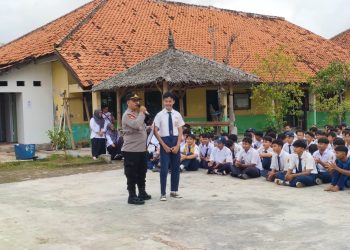 Polsek Tambelang Gelar Program Police Goes To School Di Smpn 1 Tambelang