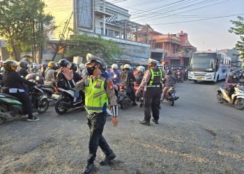 Polisi Atur Lalu Lintas di Wilayah Cikarang Barat, Pastikan Arus Kendaraan Tetap Lancar