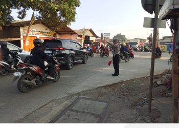 Kapolsek Serang Baru Pimpin Langsung Gatur Lalin Pagi di Titik Rawan Kemacetan