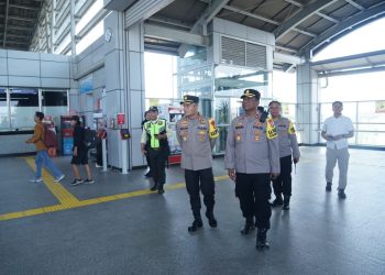 Kapolres Metro Bekasi Pimpin Pengecekan Pengamanan Penyekatan Massa di Stasiun KA Cikarang
