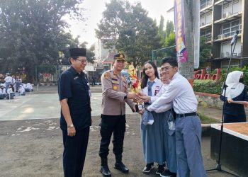 Kapolsek Metro Setiabudi Menjadi Irup Upacara di SMA Negeri 3 Jakarta, Sampaikan Pesan Kamtibmas kepada 963 Pelajar