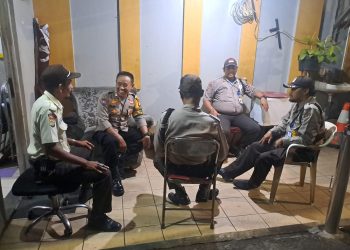 Bhabinkamtibmas Tebet Timur Sambangi Poskamling, Tekan Potensi Gangguan Kamtibmas di Lingkungan