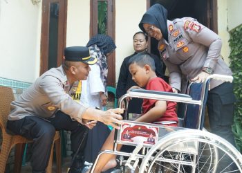 Bakti Kesehatan: Kapolres Metro Bekasi Serahkan Kursi Roda untuk Penyandang Disabilitas di Babelan