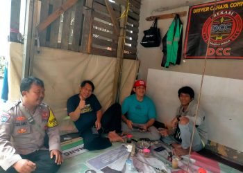 Bhabinkamtibmas Sambangi Driver Ojol di Bekasi, Titip Pesan Kamtibmas