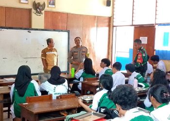 Bhabinkamtibmas Gandaria Utara Himbauan Di Sekolah SMK/SMA Gita Kirti Agar Tidak Ikut Demo