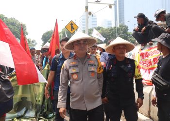 Peringati Hari Tani Nasional, Polisi Potong Tumpeng Bersama Massa Aksi di Jl. Merdeka Selatan Jakarta Pusat