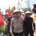 Peringati Hari Tani Nasional, Polisi Potong Tumpeng Bersama Massa Aksi di Jl. Merdeka Selatan Jakarta Pusat