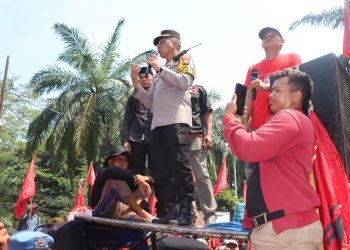 Amankan Aksi Unjuk Rasa Damai di Depan Kantor Kementerian Pertanian RI Kapolres Metro Jakarta Selatan Potong Tumpeng Bersama Massa Ujuk Rasa