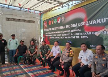 TNI dan Polri Berbagi 150 Paket Sembako untuk Korban Kebakaran di Semper Timur