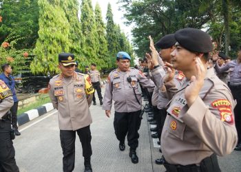 Kapolres Metro Bekasi Pimpin Apel Pengamanan Unras, Tekankan Pengamanan Humanis dan Tidak Menggunakan Senjata Api