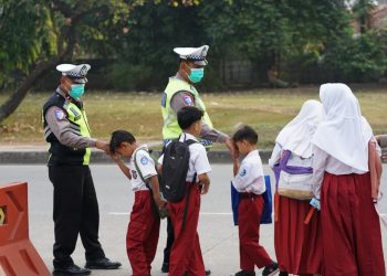 Kapolres Metro Bekasi Pimpin Pelayanan Pagi, Menyapa Masyarakat hingga Bagikan Susu Gratis untuk Anak Sekolah