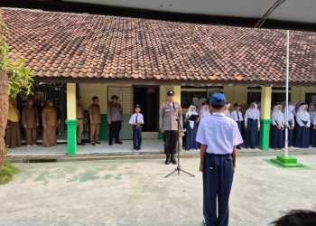 Police Go To School: Kanit Binmas Polsek Pebayuran Jadi Pembina Upacara di SMPN Satu Atap Pebayuran