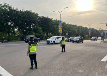 Polwan Polres Metro Bekasi Hadir di Pagi Hari, Atur Lalu Lintas dan Tegur Pengendara yang Melanggar