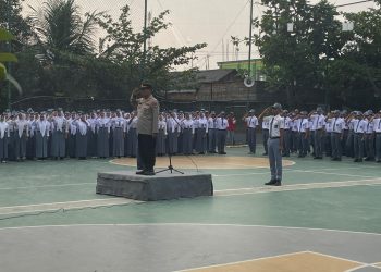Kanit Binmas Polsek Cikarang Timur Jadi Inspektur Upacara di SMK Bina Mitra