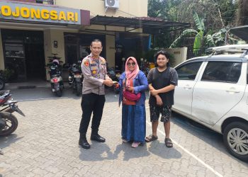 Kapolsek Bojongsari Serahkan Kembali Mobil Korban Penipuan dan Penggelapan