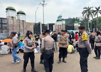 Unjuk Rasa Tertib di DPR, Polisi Turun Langsung Bagikan Roti dan Air