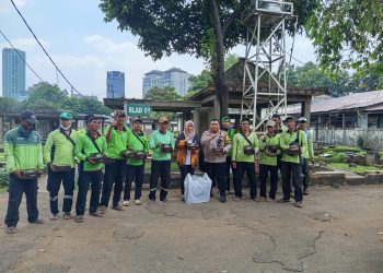 Polri Membagikan Makanan Siap Saji Kepada Petugas Gali Kubur dan Perawat Makam di TPU Petamburan