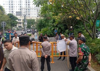 Polri Hadir Humanis Kawal Aksi Mahasiswa di Depan Citra Tower Kemayoran