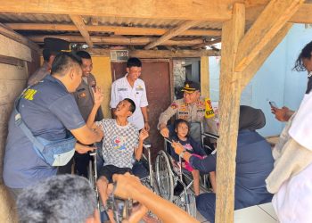Polres Metro Bekasi Serahkan Kursi Roda untuk Penyandang Disabilitas di Pebayuran