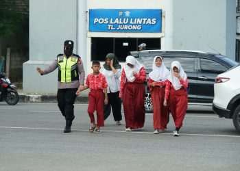 Polres Metro Bekasi Gelar Yanmas Pagi, Berikan Rasa Aman dan Semangat untuk Anak Sekolah di TL Pos Lantas Jurong
