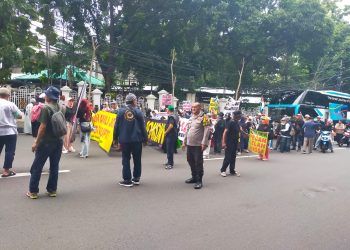 Polsek Metro Menteng Amankan Titik Kumpul Massa Unjuk Rasa di Masjid Agung Sunda Kelapa