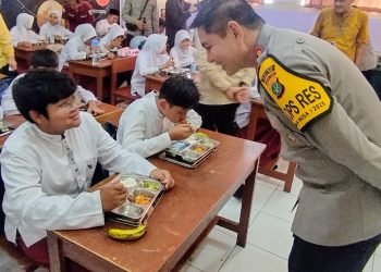 Kapolres Metro Jaktim Tinjau Program Makan Bergizi Gratis di SDS Kemala Bhayangkari 5