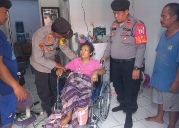 Kapolsek Cibarusah Bagikan Kursi Roda untuk Warga yang Alami Amputasi