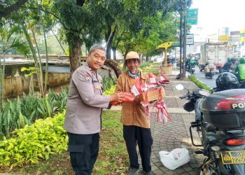 Polsek Sawah Besar Tebar Kebaikan, Jumat Berkah Hadir untuk Warga Kurang Mampu