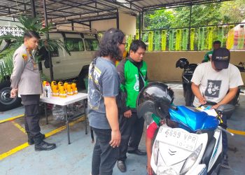 Polsek Metro Menteng Gelar Gerakan Pangan Murah dan Ganti Oli Gratis Untuk Driver Ojol