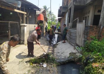 Bhabinkamtibmas dan Warga Kedungwaringin Gelar Kerja Bakti, Jaga Lingkungan Bersih dan Bebas Banjir