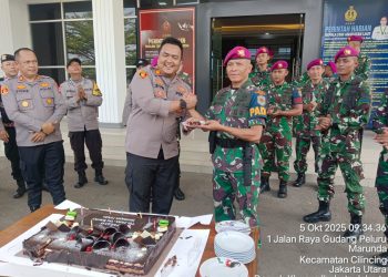 Polres Metro Jakut dan Polsek Cilincing Beri Kejutan Ulang Tahun ke-80 untuk Prajurit TNI di Mako Pasmar I Marunda