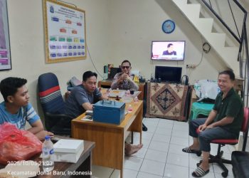 Bhabinkamtibmas Kampung Rawa Kunjungi Pos Satkamling, Ajak Warga Perkuat Keamanan Lingkungan